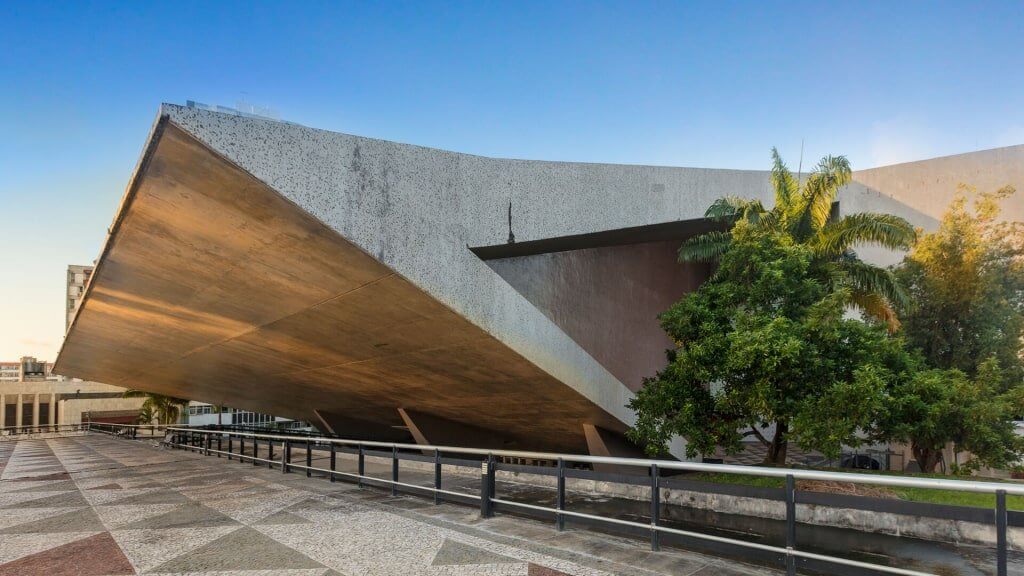 Teatro Castro Alves - Salvador/BA O Teatro Castro Alves - Salvador/BA visto de lado, com a paisagem urbana ao redor, uma grande obra Ciser