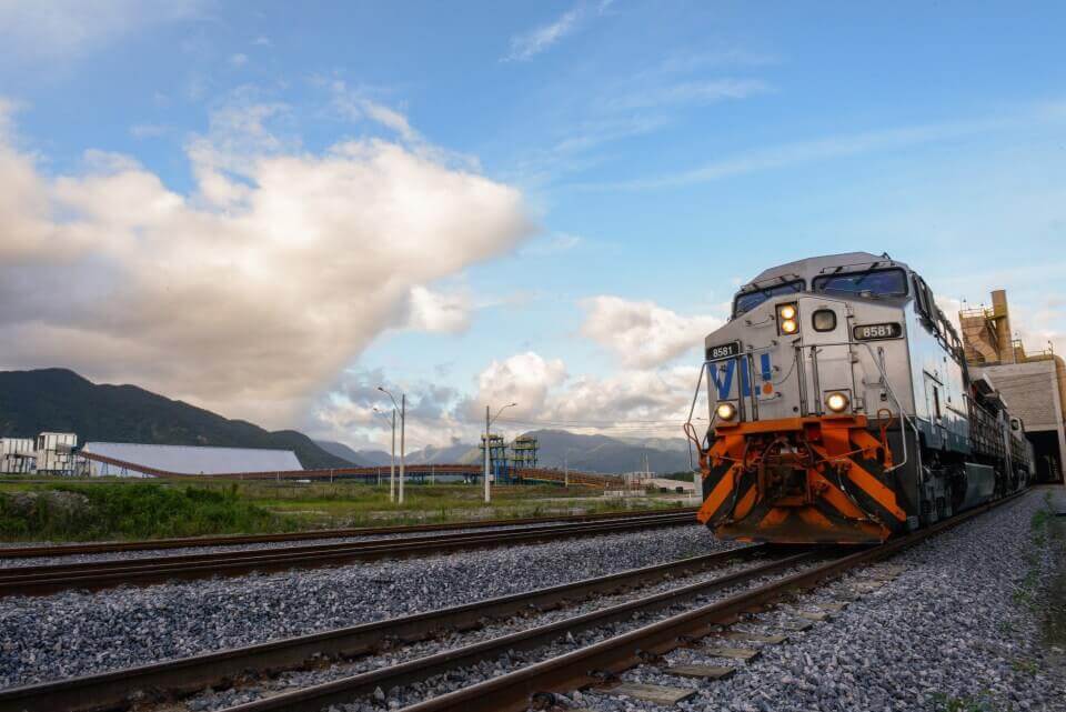 Locomotiva da Ferrovia Norte Sul A frente de uma locomotiva da Ferrovia Norte Sul, estacionado em seus trilhos com o cenário natural local ao fundo, uma grande obra Ciser, de ponta a ponta