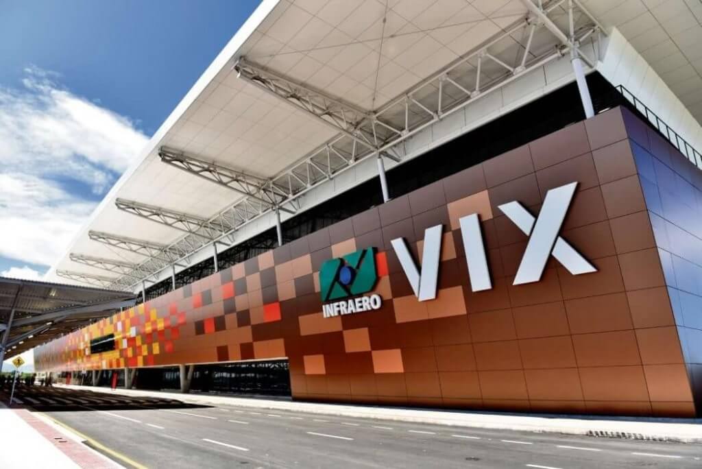 Uma grande obra Ciser, o Aeroporto Eurico de Aguiar Salles - Vitória/ES, na sua vista de faixada frontal, com o logo da infraero na parede