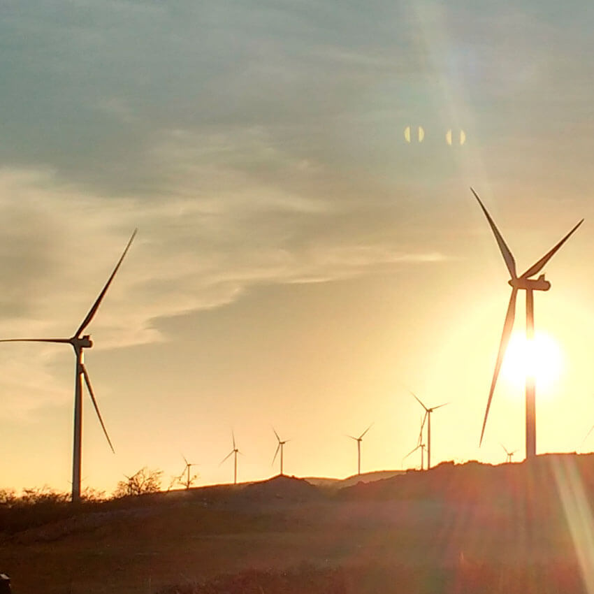 moinhos de vento e energia eólica Moinhos de energia eólica no campo aberto de um dia ensolarado