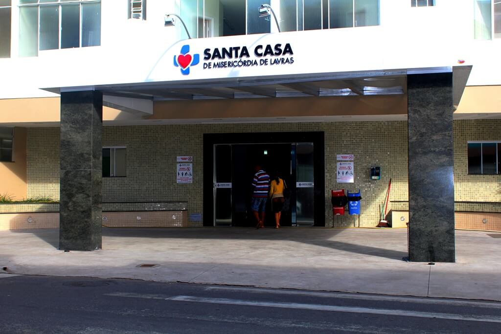 Grandes obras Ciser na Santa Casa de Misericórdia de Lavras, Minas Gerais, com sua vista frontal para a entrada de pacientes
