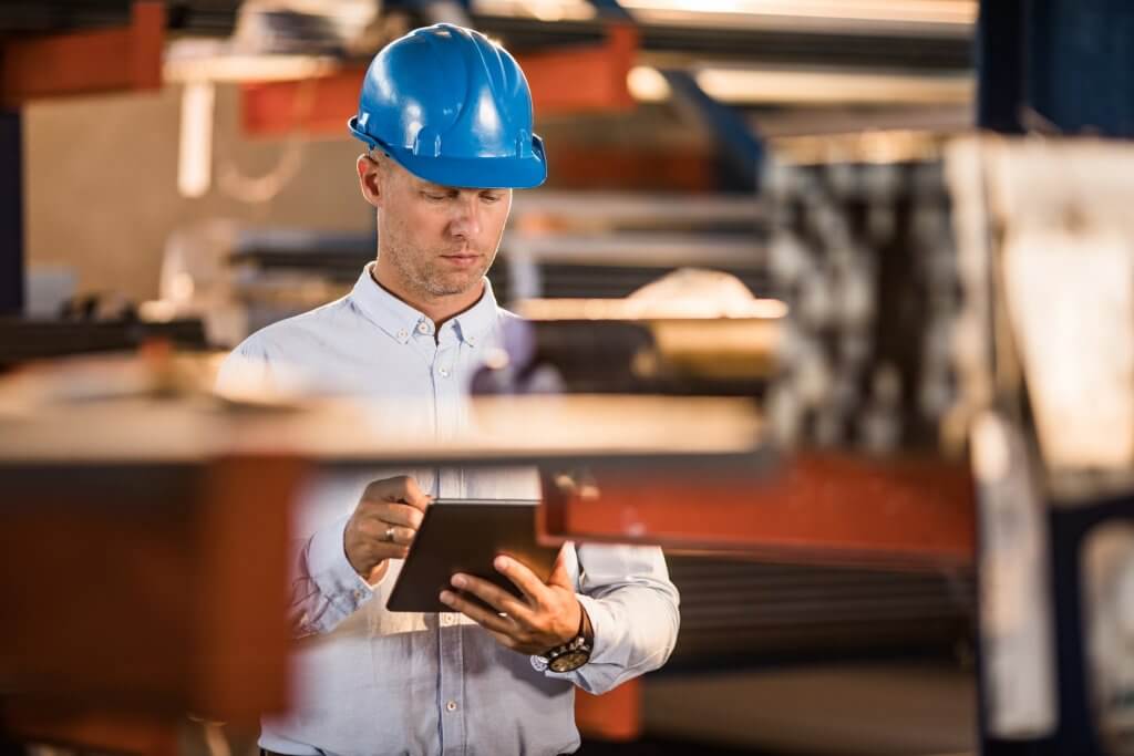 Certificações de qualidade são o que garantem os melhores fixadores da Ciser Engenheiro da indústria averiguando as certificações de qualidade no chão de fábrica
