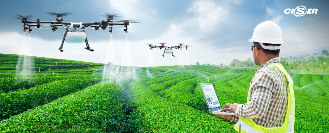 Engenheiro de agronegócio controlando drones via tablet na agricultura 4.0