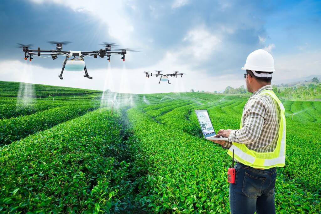 Agricultura 4.0 é um jeito novo de fazer agronegócios Engenheiro de agronegócio controlando drones via tablet na agricultura 4.0