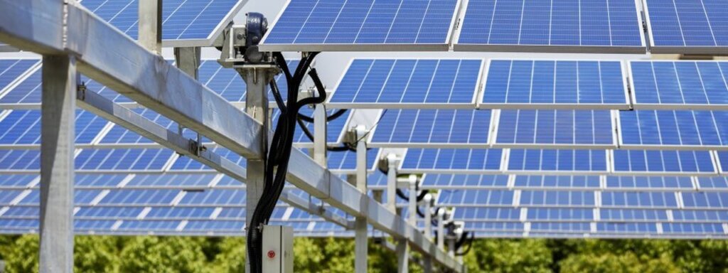Estrutura fotovoltaica com painel solar para carregar carros elétricos