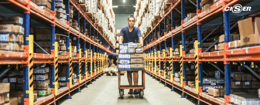 Colaborador percorre corredor de estoque com produtos Ciser na fábrica do futuro