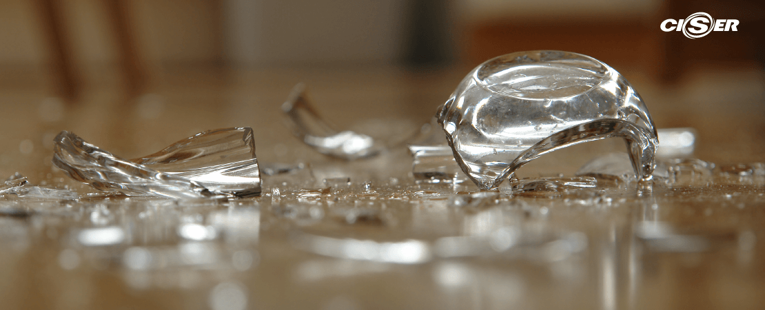 Para colar vidro de um copo quebrado é preciso ter cuidado.