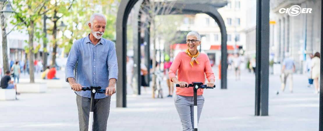 Casal de idosos pode ter melhoria na qualidade de vida dentro das cidades inteligentes.