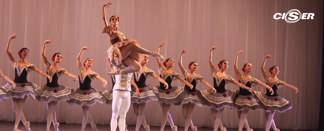 Alunos da Escola de Balé Bolshoi em ação durante uma apresentação.