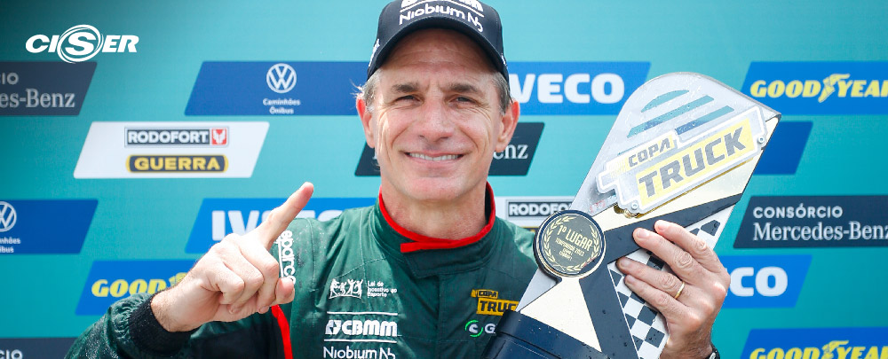 Piloto Felipe Giaffone - atleta dirige carro híbrido na Copa Truck